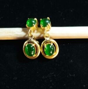 Elegant Green Jadeite Jade and 18 Karat Gold Drop Earrings Approxiately 7.5 Gram